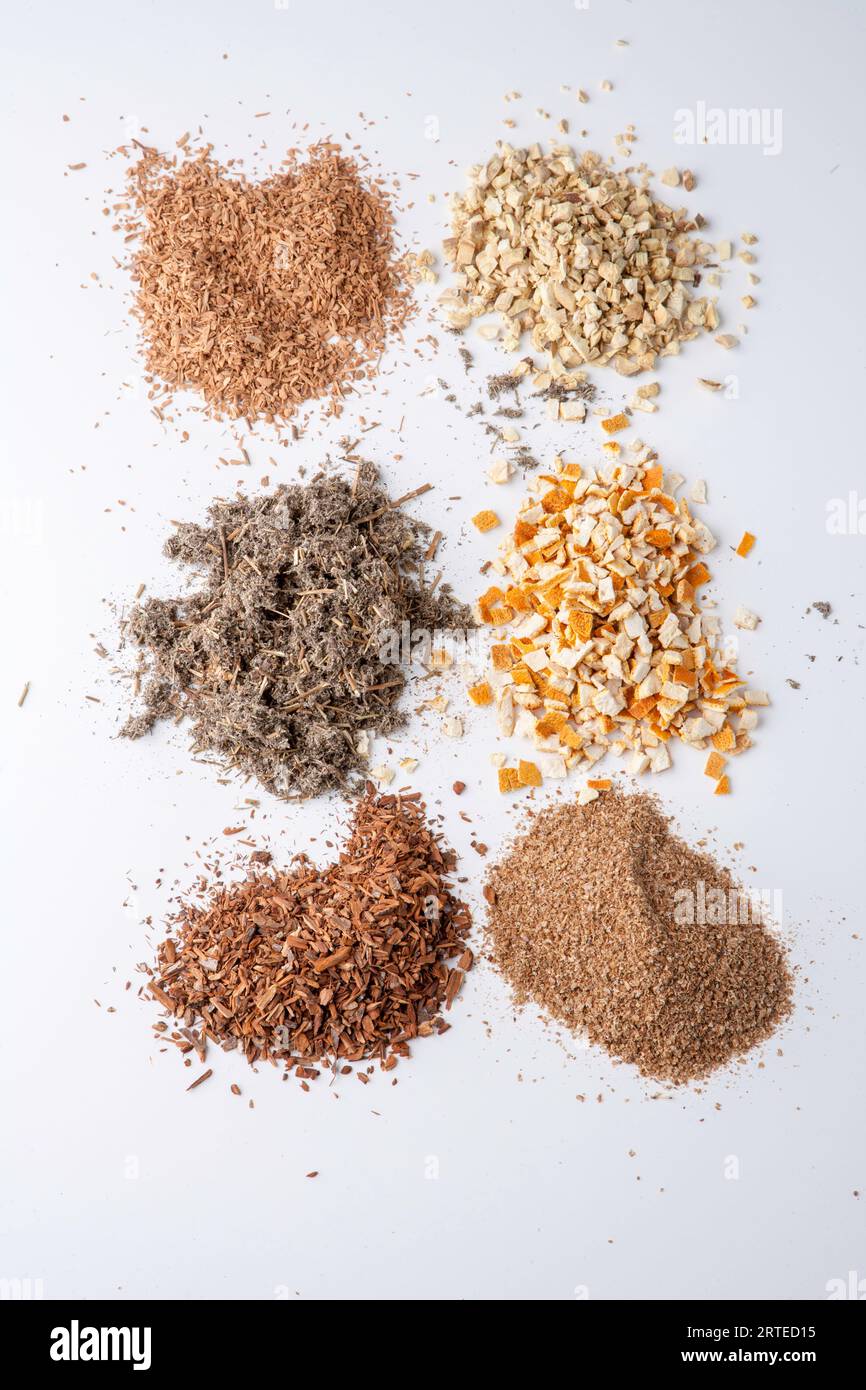 Getrocknete Aromen zur Herstellung von Wermut Stockfoto