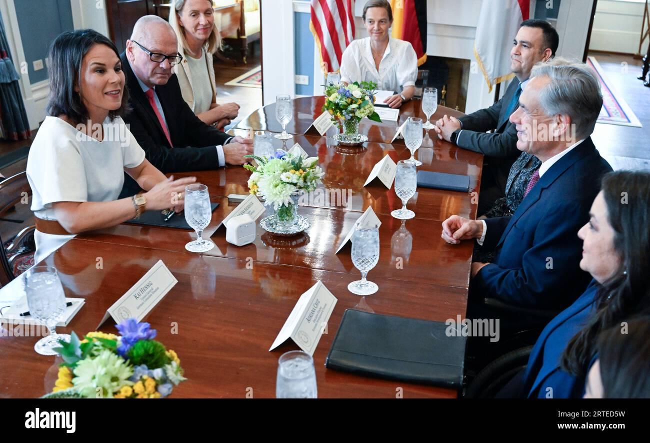 Austin, TX, USA. September 2023. Bundesaußenministerin ANNALENA BAERBOCK (weißes Kleid) besucht am 12. September 2023 Gouverneur GREG ABBOTT (blauer Anzug) im texanischen Gouverneurshaus. Die beiden sprachen über Handels- und Wirtschaftspartnerschaften mit dem Lone Star State. (Bild: © Bob Daemmrich/ZUMA Press Wire) NUR REDAKTIONELLE VERWENDUNG! Nicht für kommerzielle ZWECKE! Stockfoto