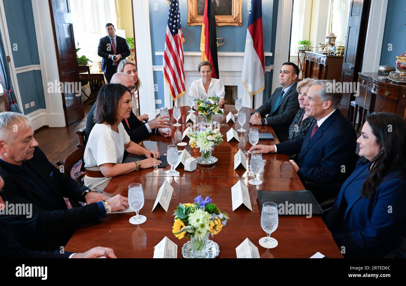 Austin, TX, USA. September 2023. Bundesaußenministerin ANNALENA BAERBOCK (weißes Kleid) besucht am 12. September 2023 Gouverneur GREG ABBOTT (blauer Anzug) im texanischen Gouverneurshaus. Die beiden sprachen über Handels- und Wirtschaftspartnerschaften mit dem Lone Star State. (Bild: © Bob Daemmrich/ZUMA Press Wire) NUR REDAKTIONELLE VERWENDUNG! Nicht für kommerzielle ZWECKE! Stockfoto