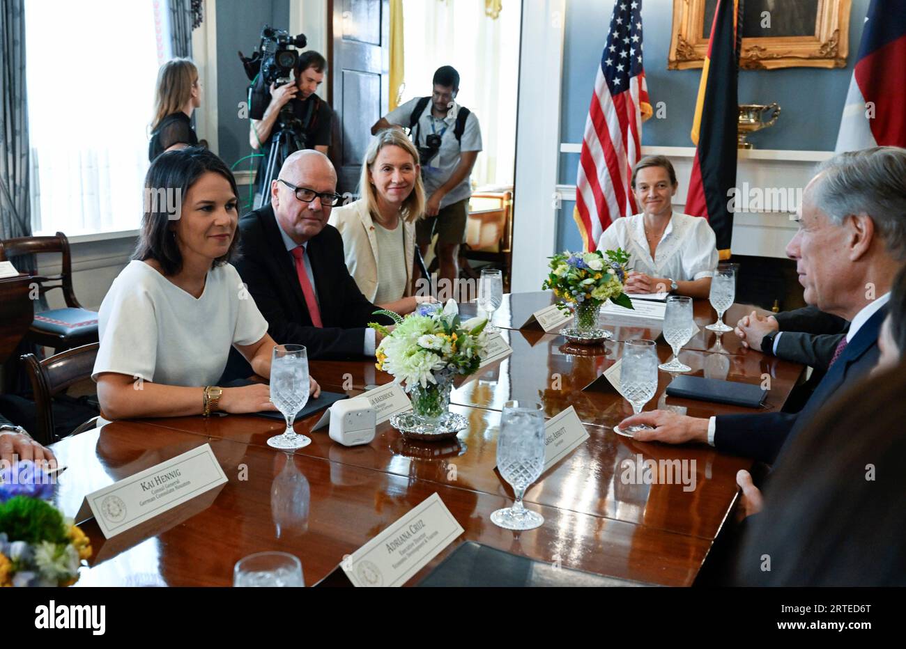 Austin, TX, USA. September 2023. Bundesaußenministerin ANNALENA BAERBOCK (weißes Kleid) besucht am 12. September 2023 Gouverneur GREG ABBOTT (blauer Anzug) im texanischen Gouverneurshaus. Die beiden sprachen über Handels- und Wirtschaftspartnerschaften mit dem Lone Star State. (Bild: © Bob Daemmrich/ZUMA Press Wire) NUR REDAKTIONELLE VERWENDUNG! Nicht für kommerzielle ZWECKE! Stockfoto
