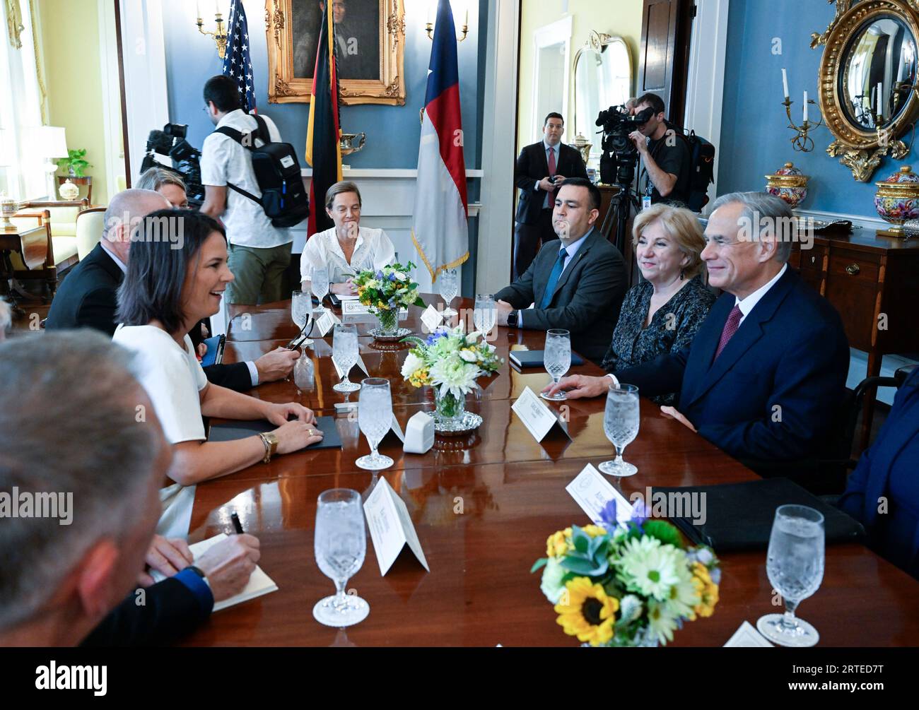 Austin, TX, USA. September 2023. Bundesaußenministerin ANNALENA BAERBOCK (weißes Kleid) besucht am 12. September 2023 Gouverneur GREG ABBOTT (blauer Anzug) im texanischen Gouverneurshaus. Die beiden sprachen über Handels- und Wirtschaftspartnerschaften mit dem Lone Star State. (Bild: © Bob Daemmrich/ZUMA Press Wire) NUR REDAKTIONELLE VERWENDUNG! Nicht für kommerzielle ZWECKE! Stockfoto