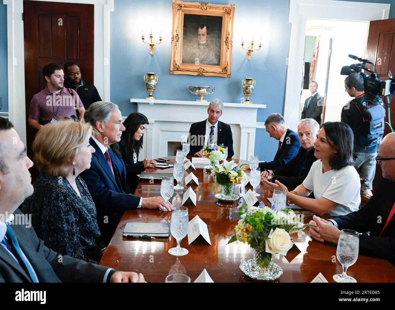 Austin, TX, USA. September 2023. Bundesaußenministerin ANNALENA BAERBOCK (weißes Kleid) besucht am 12. September 2023 Gouverneur GREG ABBOTT (blauer Anzug) im texanischen Gouverneurshaus. Die beiden sprachen über Handels- und Wirtschaftspartnerschaften mit dem Lone Star State. (Bild: © Bob Daemmrich/ZUMA Press Wire) NUR REDAKTIONELLE VERWENDUNG! Nicht für kommerzielle ZWECKE! Stockfoto