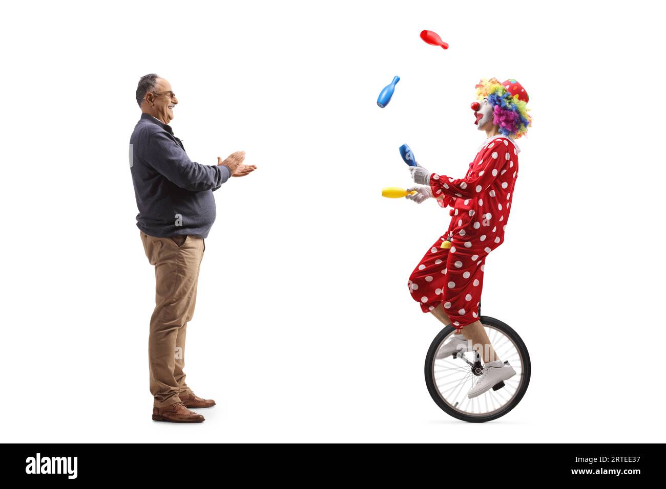 Profilaufnahme in voller Länge von einem Reifen Mann, der einem Clowns auf einem Einrad applaudiert und isoliert auf weißem Hintergrund jongliert Stockfoto