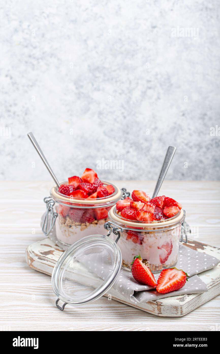 Parfait mit frischen Erdbeeren, Joghurt und knusprigem Granola Stockfoto
