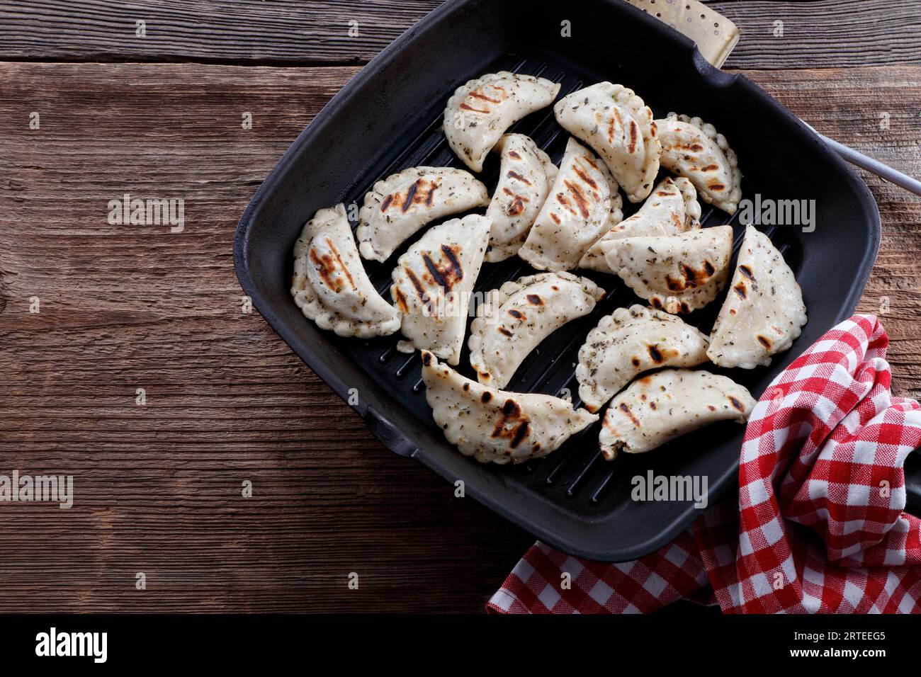 Gegrillte Knödel mit Fleischfüllung Stockfoto