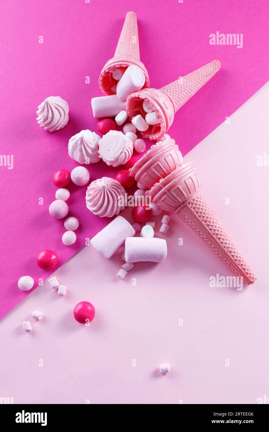 Pinkfarbene Süßigkeiten und Eiskegel Stockfoto