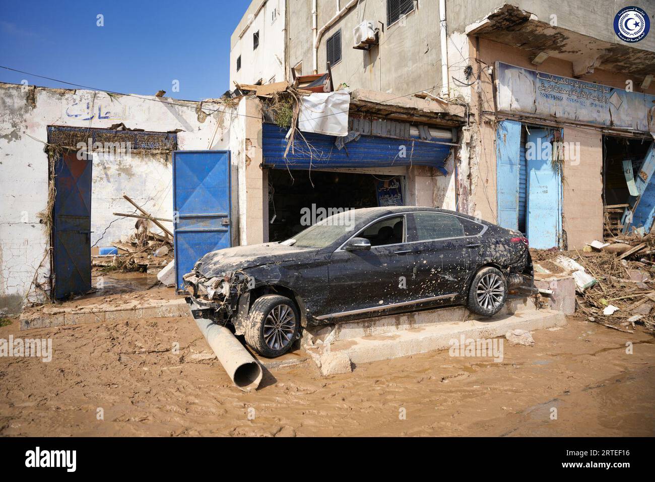 Derna, Libyen. September 2023. Schreckliche Überschwemmungen in Derna, einer libyschen Hafenstadt mit 90 000 Einwohnern. 5.000 vermutlich tot, weitere 10.000 vermisst und über 20.000 vertrieben, nachdem „katastrophale“ Überschwemmungen Dämme zerstört und Häuser weggespült haben. Das Viertel der Stadt Derna auslöschen. Der Sturm Daniel fegte am Montag durch Ostlibyen, wobei seine Auswirkungen zwei Dämme auf den Wadi Derna zum Platzen brachten und Derma überschwemmten, als massive Überschwemmungen Teile Ostlibyens überschwemmten. Die Wucht von Überschwemmungen, die ein normalerweise trockenes Flusstal hinunterstürzten und die Stadt trafen. Als tonnenweise Wasser ins Meer strömte, entstanden Wohnhäuser Stockfoto