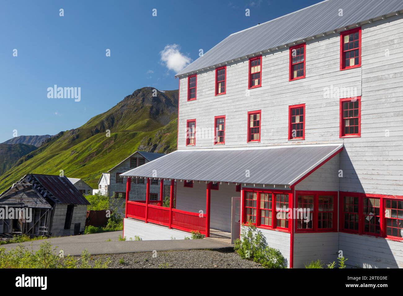 Independence Mine State Historical Park restaurierte an einem sonnigen Sommertag im Jahr ... Bergbaugebäude mit Blick auf den Hatcher Pass und die Talkeetna Mountains Stockfoto