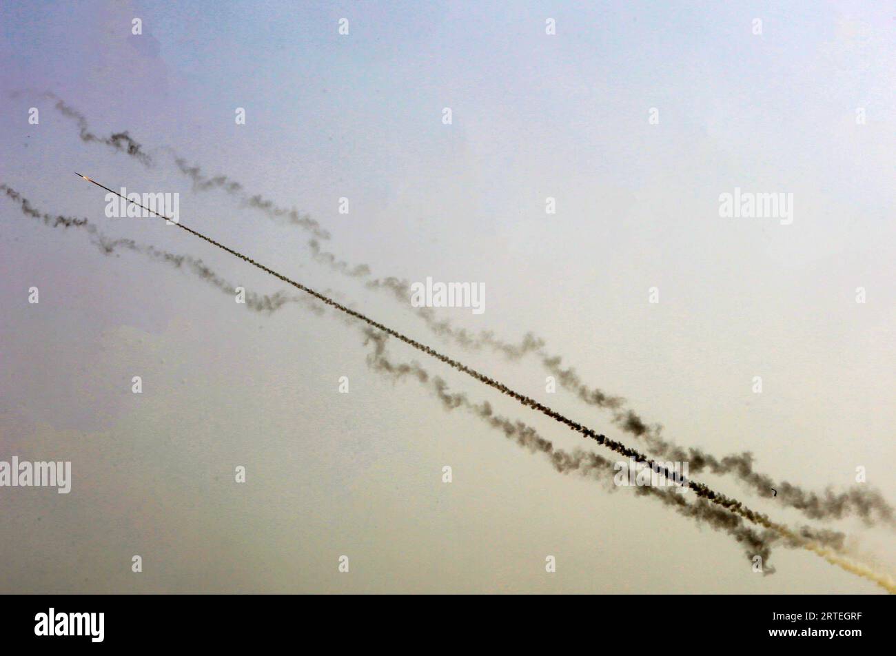 Gaza, Palästina. September 2023. Kämpfer bewaffneter palästinensischer Gruppierungen mit Sitz in Gaza (nicht abgebildet) feuern Raketen auf das Meer während einer Militärübung in Khan Yunis im südlichen Gazastreifen. Die palästinensischen Militärfraktionen im Gazastreifen organisierten eine Militärübung in Khan Yunis im südlichen Gazastreifen, um die Fähigkeiten und die Bereitschaft der Kämpfer zu verbessern, sich effektiv an verschiedenen Kampfszenarien zu beteiligen. Quelle: SOPA Images Limited/Alamy Live News Stockfoto