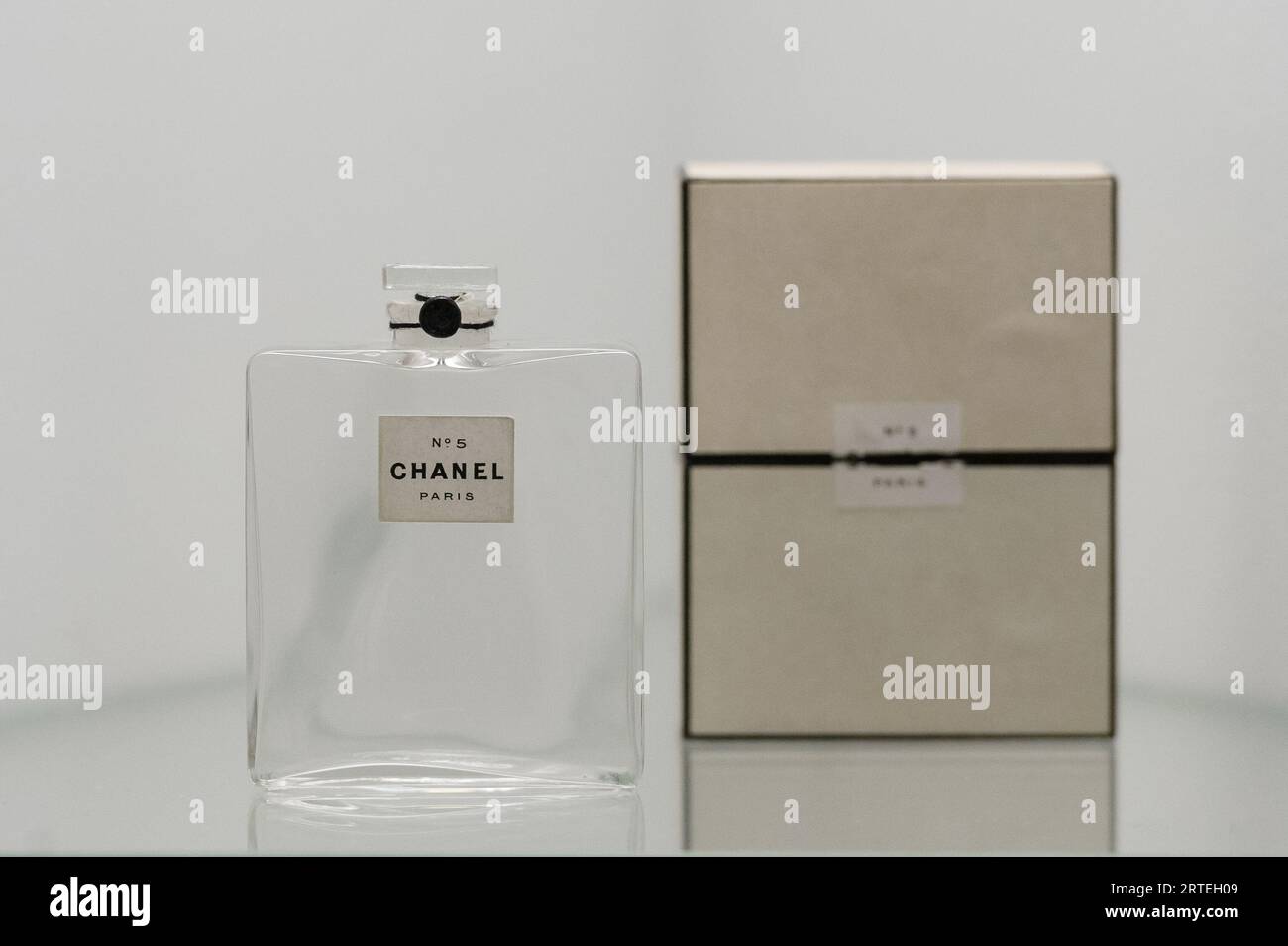 LONDON, VEREINIGTES KÖNIGREICH - 12. SEPTEMBER 2023: Die ikonische CHANEL No.5 Parfümflasche (1921) ist während eines Fotogesprächs zur bevorstehenden Ausstellung Gabrielle Chanel zu sehen. Fashion Manifesto (16. September 2023 - 25. Februar 2024) bei der V&A in London, Großbritannien am 12. September 2023. Auf der ersten großen Ausstellung Großbritanniens, die der französischen Couturiere Gabrielle „Coco“ Chanel gewidmet ist, werden über 200 Looks, die zum ersten Mal zusammen gesehen werden, sowie Accessoires, Parfüms und Schmuck präsentiert. (Foto: Wiktor Szymanowicz/NurPhoto) Stockfoto