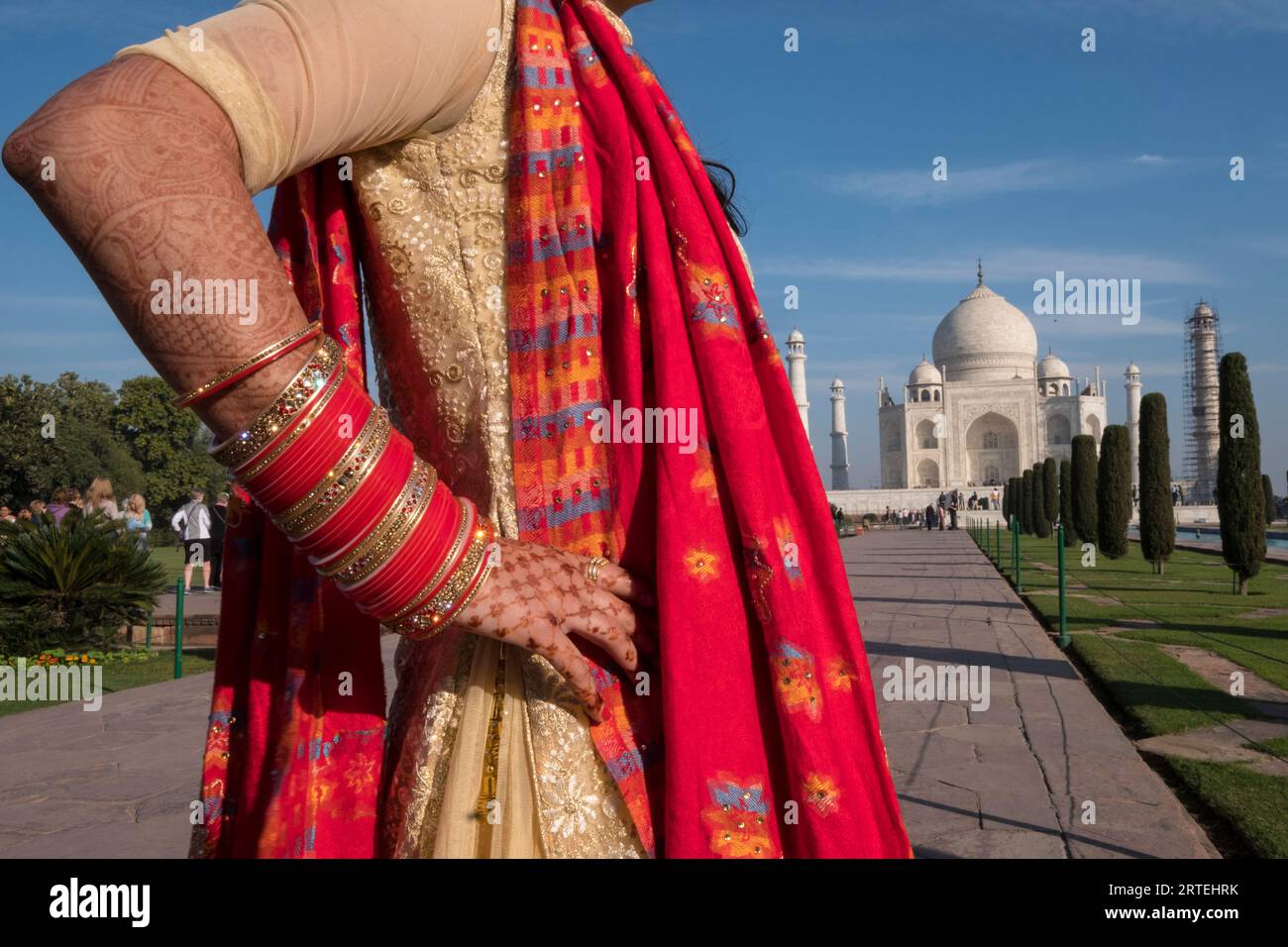 Indianerin mit Henna an Hand und Arm besucht das Taj Mahal; Agra, Uttar Pradesh, Indien Stockfoto