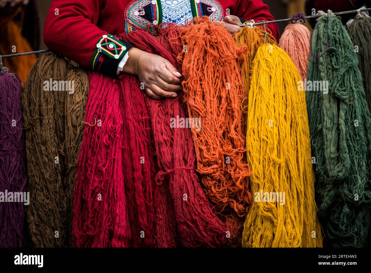 Quechuanische Frauen aus Chinchero, die auf traditionelle Weise zum Verkauf weben; Cusco, Peru Stockfoto