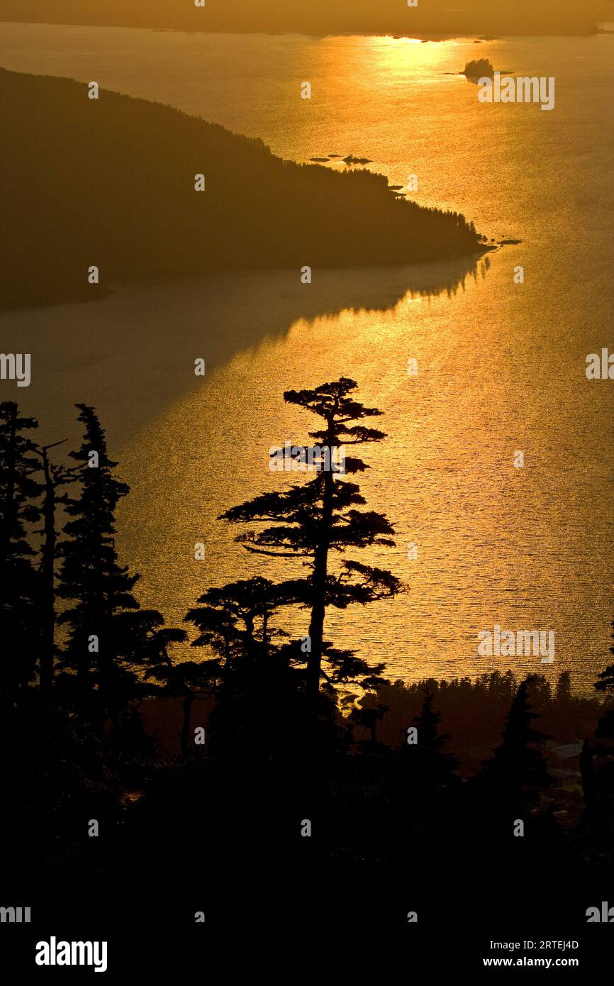 Goldenes Sonnenuntergangslicht über der Küste und dem pazifischen Ozean in der Nähe von Harbor Mountain, Alaska, USA; Sitka, Alaska, Vereinigte Staaten von Amerika Stockfoto