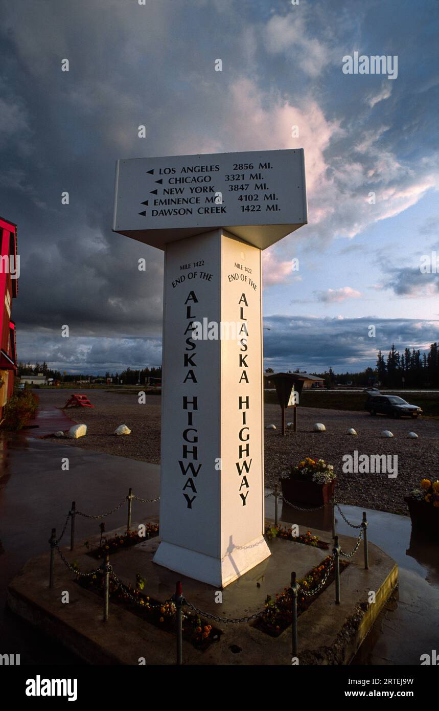 Schild am Ende des Alaska Highway bei Delta Junction, Alaska, USA; Delta Junction, Alaska, Vereinigte Staaten von Amerika Stockfoto