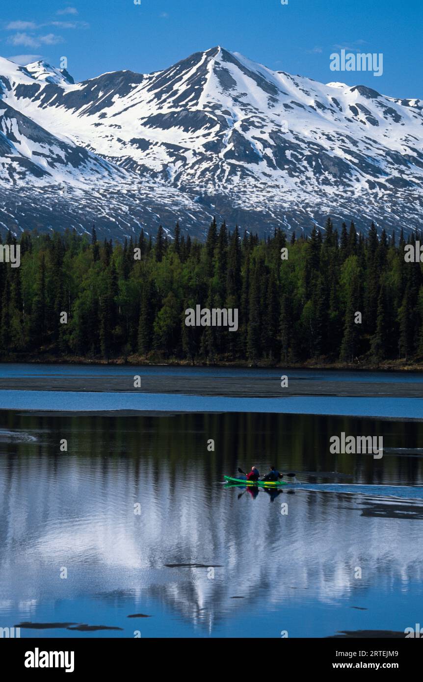 Kajakfahrer im Denali State Park, Alaska, USA; Alaska, Vereinigte Staaten von Amerika Stockfoto