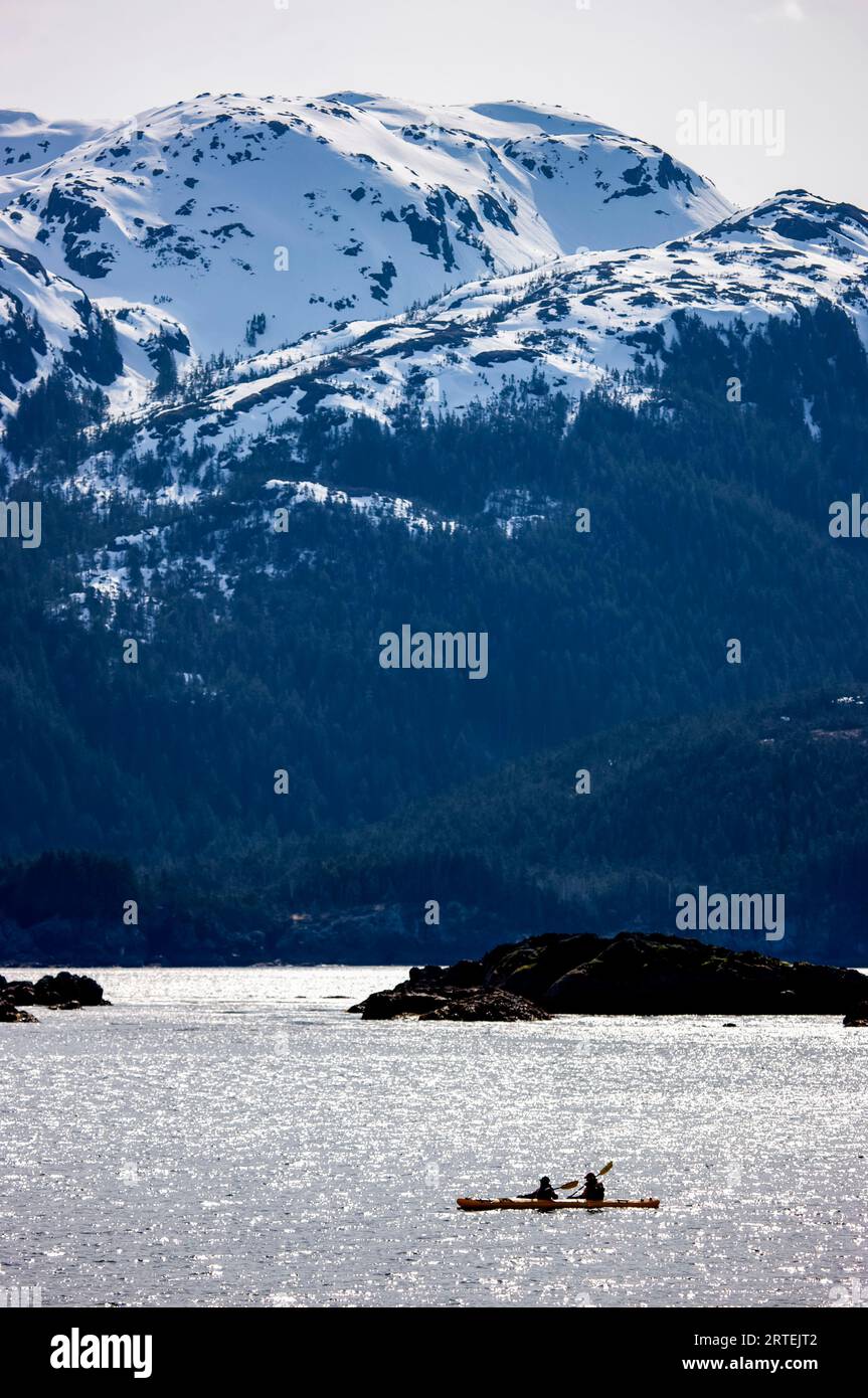 Kajakfahren in Mendenhall Lake, Alaska, USA; Juneau, Alaska, Vereinigte Staaten von Amerika Stockfoto