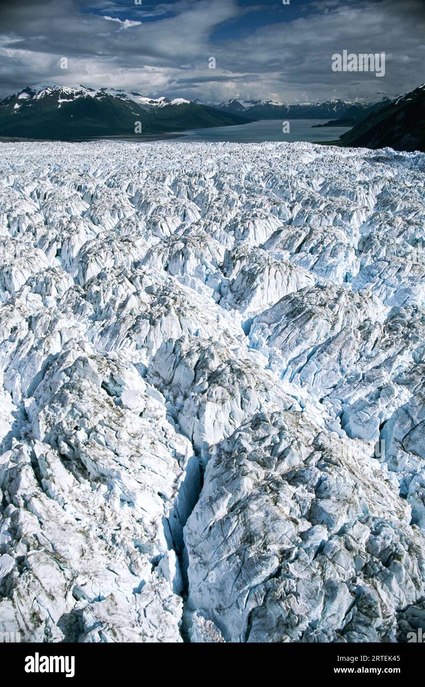 Zerklüftete Spitze des Hubbard-Gletschers mit Enttäuschung Bay im Hintergrund in Wrangell-St. Elias National Park and Preserve, Alaska, USA Stockfoto