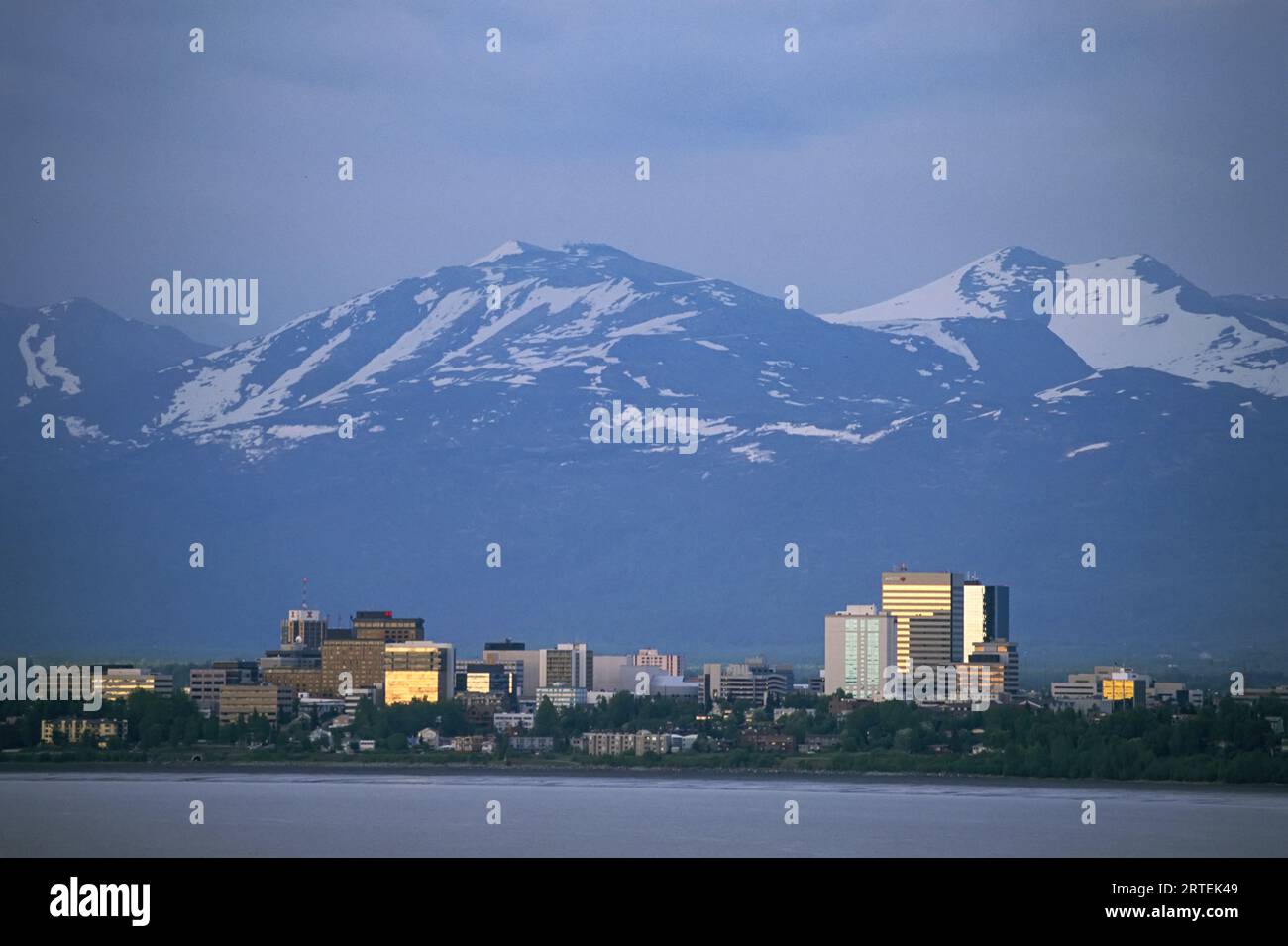 Downtown Anchorage in der Dämmerung vom Tony Knowles Coastal Trail, Alaska, USA; Anchorage, Alaska, Vereinigte Staaten von Amerika Stockfoto