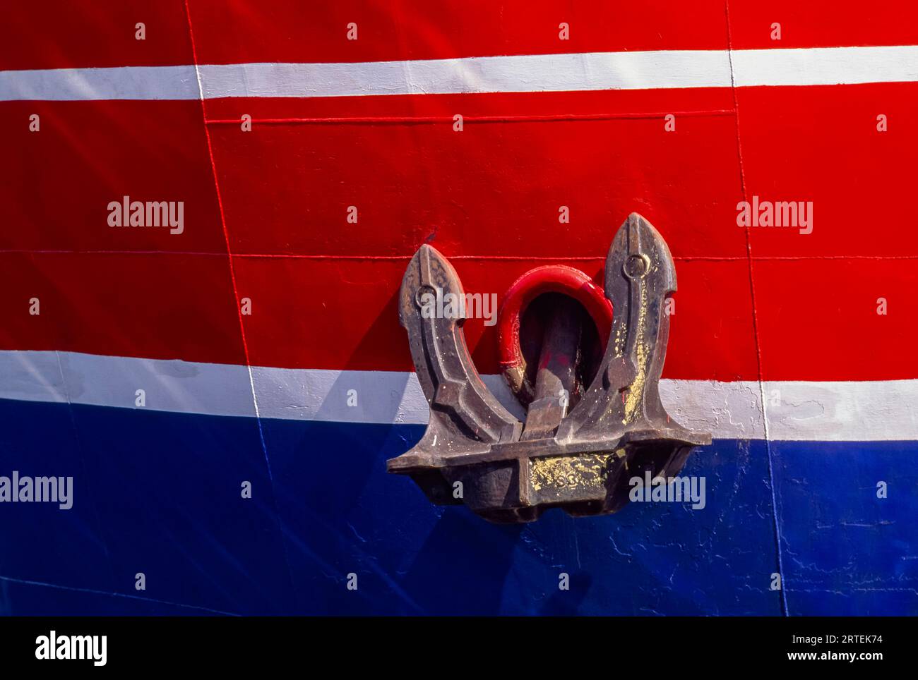 Anker eines großen, hell lackierten Schiffes: Nantucket, Massachusetts, Vereinigte Staaten von Amerika Stockfoto