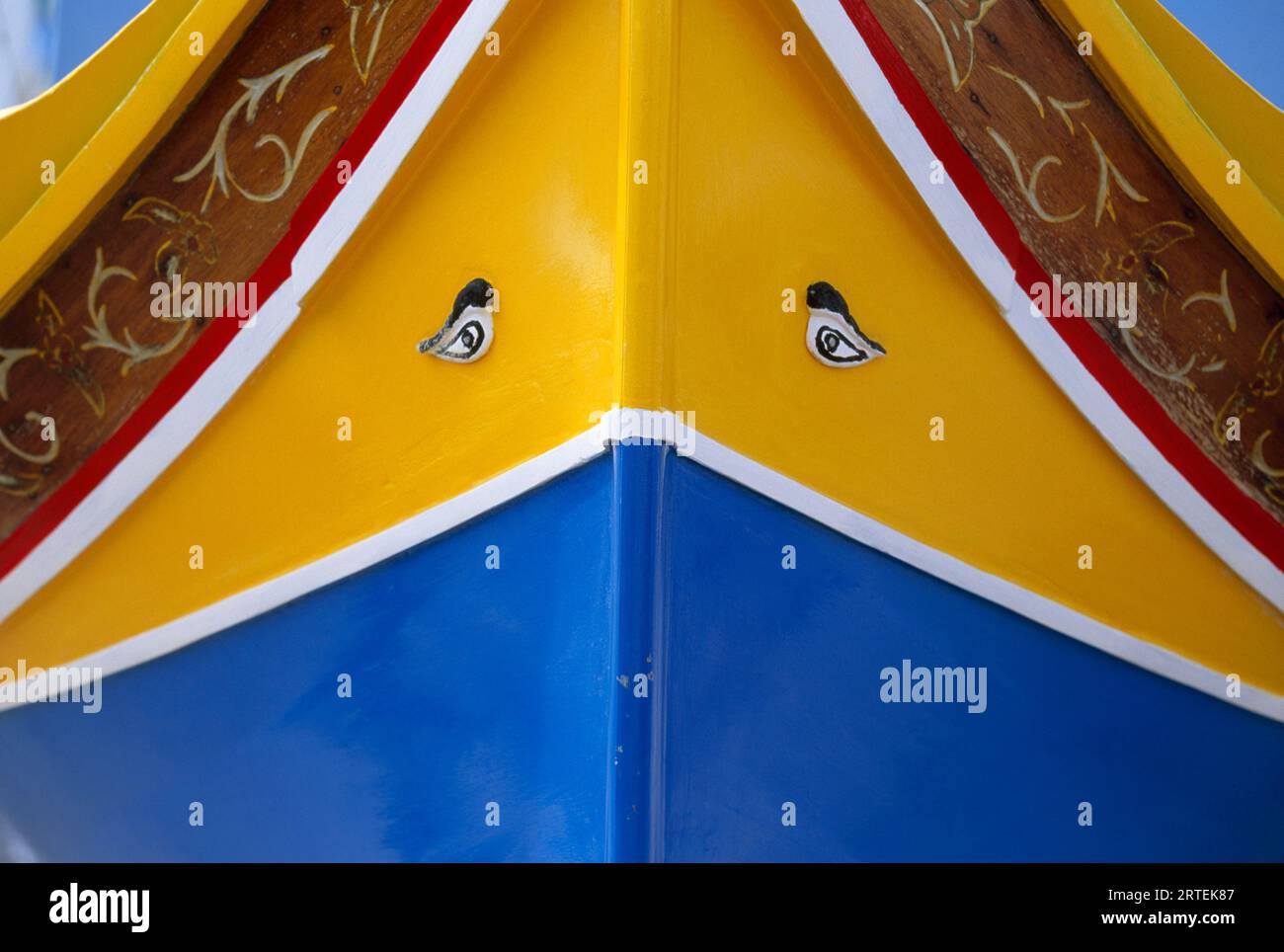 Details der Vorderseite eines bunt bemalten Bootes mit zwei Augen; Koi Samui, Thailand Stockfoto