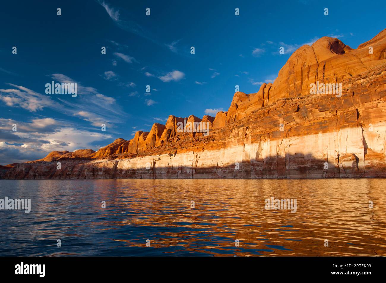 Nachmittagslicht und Reflexionen auf der Oberfläche des Lake Powell in der Glen Canyon National Recreation Area, Utah, USA; Utah, USA Stockfoto