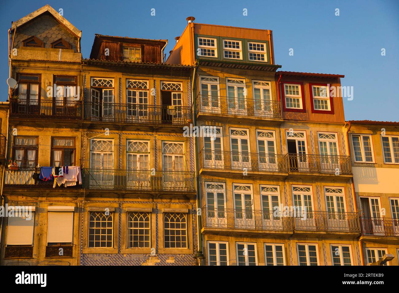 Fassaden von Gebäuden zeigen Portos verblasste Pracht; Porto, Portugal Stockfoto