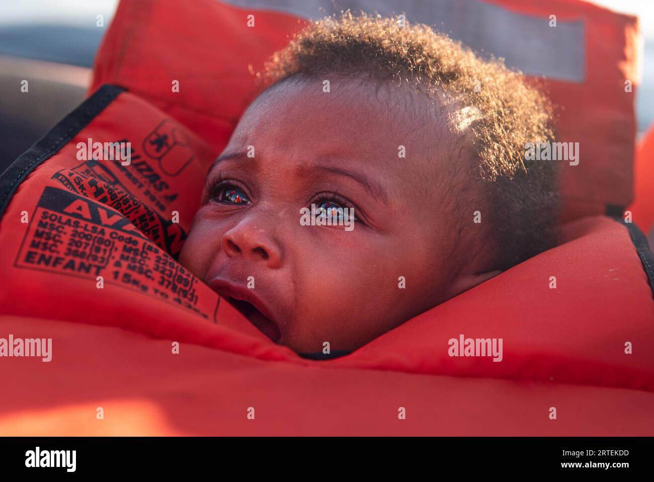 SAR Malta. Februar 2023. In einer Schwimmweste gehüllt, schreit ein 3 Monate altes Baby Minuten nach der Rettung aus einem prekären Holzboot, das nicht mehr als 5 Meter lang ist, gegen 15:30 Uhr 33 Meilen vor der Küste Tunesiens. Malta liegt an der Frontlinie der mittleren Mittelmeerroute. Es ist ein Wegpunkt für Migranten, die von der nordafrikanischen Küste kommen und das Mittelmeer überqueren, die die maltesische Such- und Rettungsregion passieren müssen. (Bild: © Ximena Borrazas/SOPA Images via ZUMA Press Wire) NUR REDAKTIONELLE VERWENDUNG! Nicht für kommerzielle ZWECKE! Stockfoto