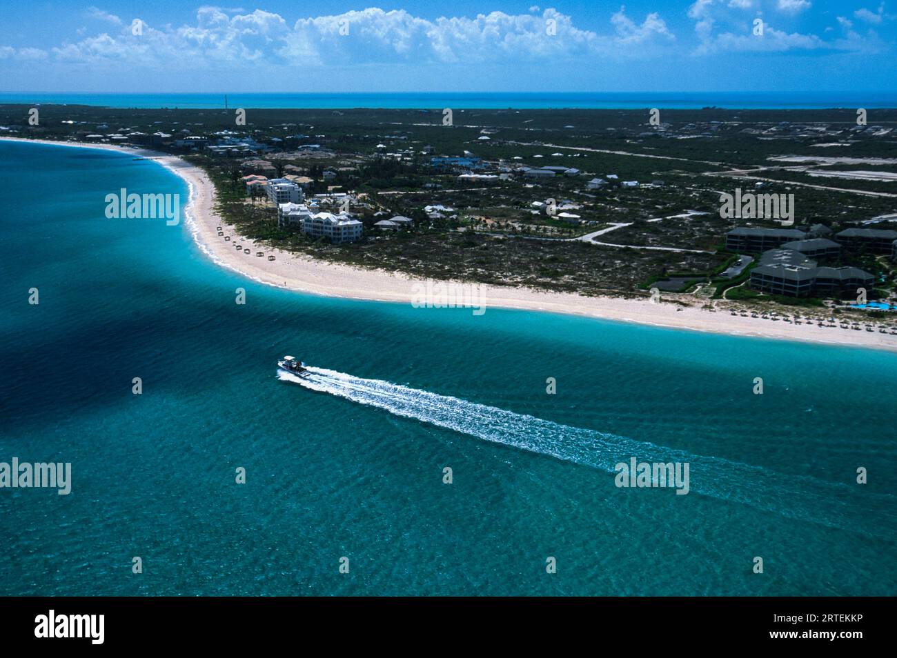 Aus der Vogelperspektive eines Bootes, das an einer Insel vorbeisegelt; Turks- und Caicosinseln, Westindien Stockfoto