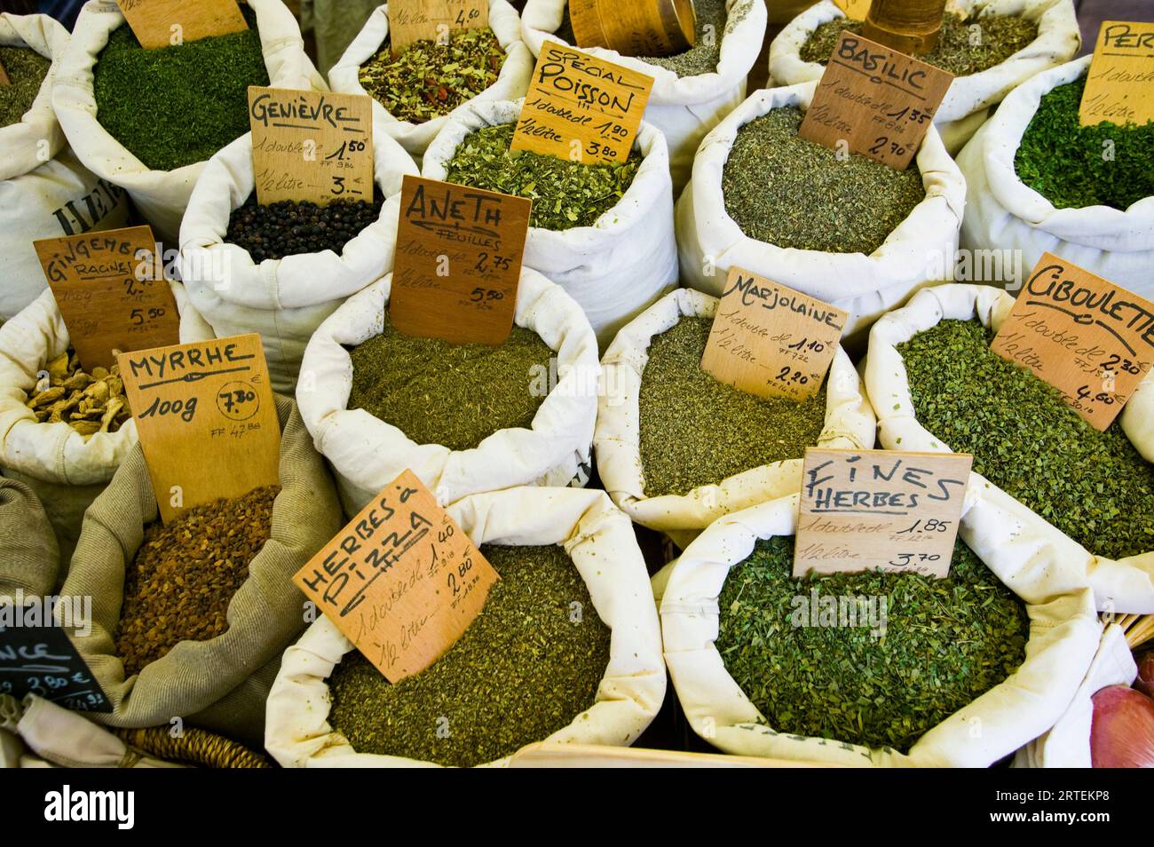 Kräutersäcke auf einem lokalen Markt in Frankreich; Collioure, Pyrenäen Orientales, Frankreich Stockfoto