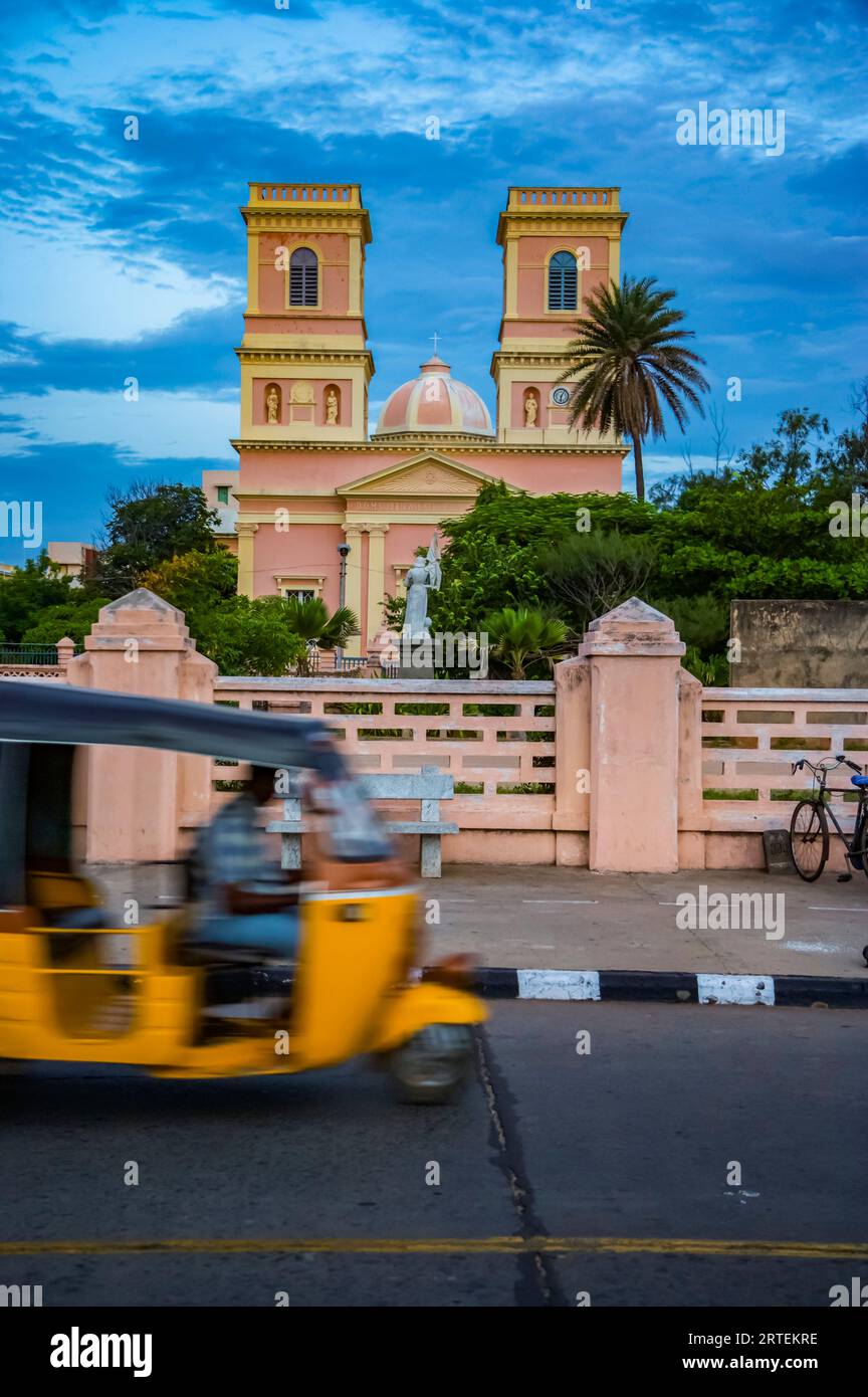 Auto-Rikscha auf einer Straße in Pondicherry, Indien, auf einer Straße vorbei an einem Kirchengebäude; Pondicherry, Tamil Nadu, Indien Stockfoto