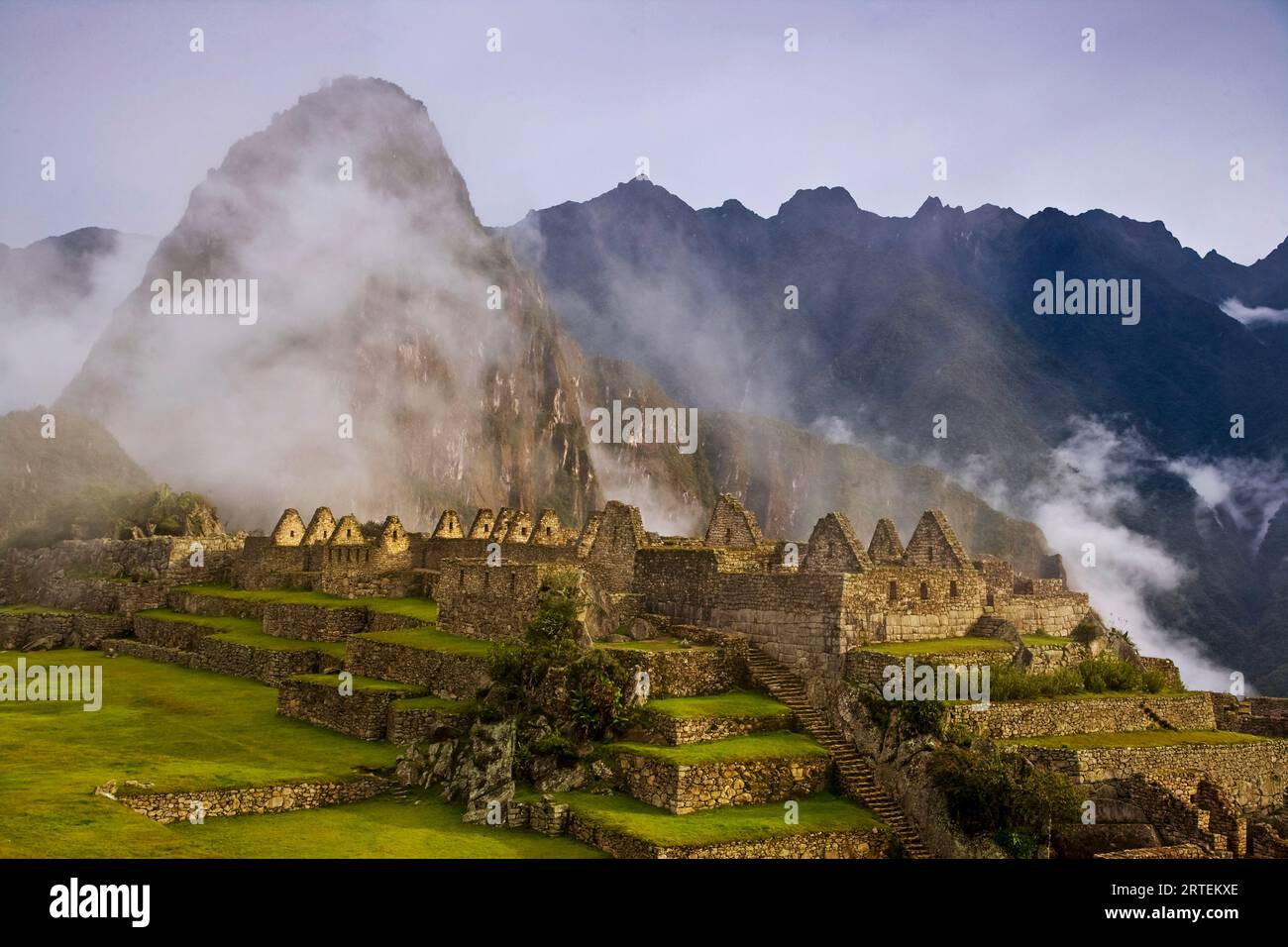 Wolken umhüllten Machu Picchu; Machu Picchu, Peru Stockfoto