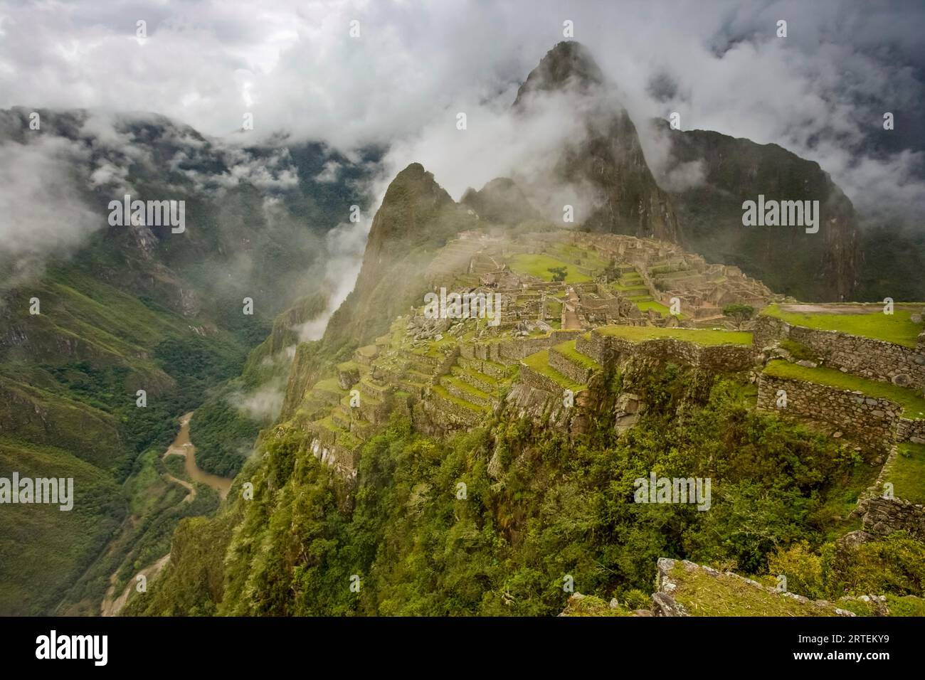 Wolken umhüllten Machu Picchu; Machu Picchu, Peru Stockfoto