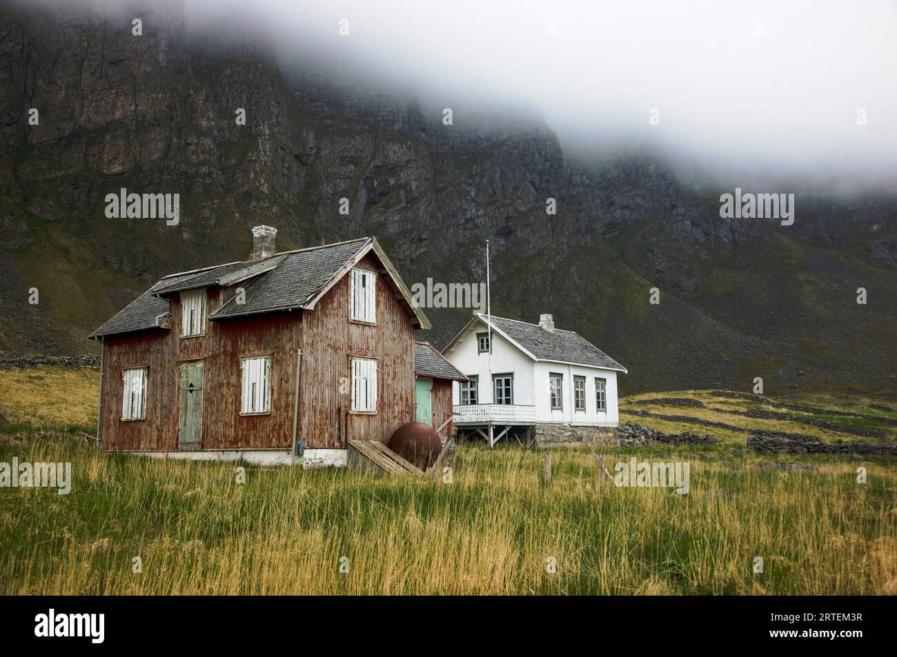 Gebäude im alten Fischerdorf Vaeroya; Vaeroya, Lofoten Inseln, Norwegen Stockfoto