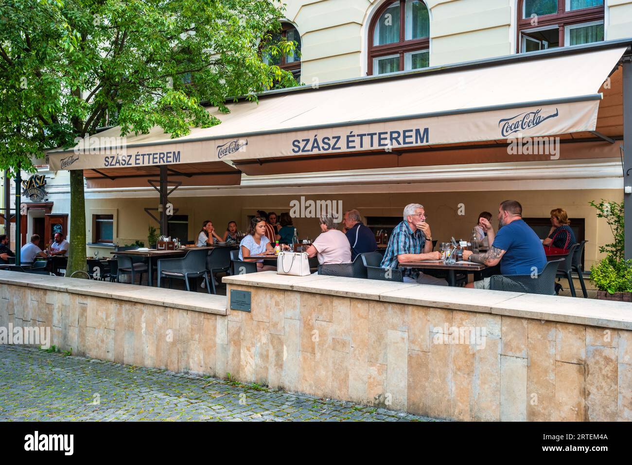 Die Gäste speisen in einer Restaurantbar im Stadtzentrum von Szekszárd, Ungarn Stockfoto