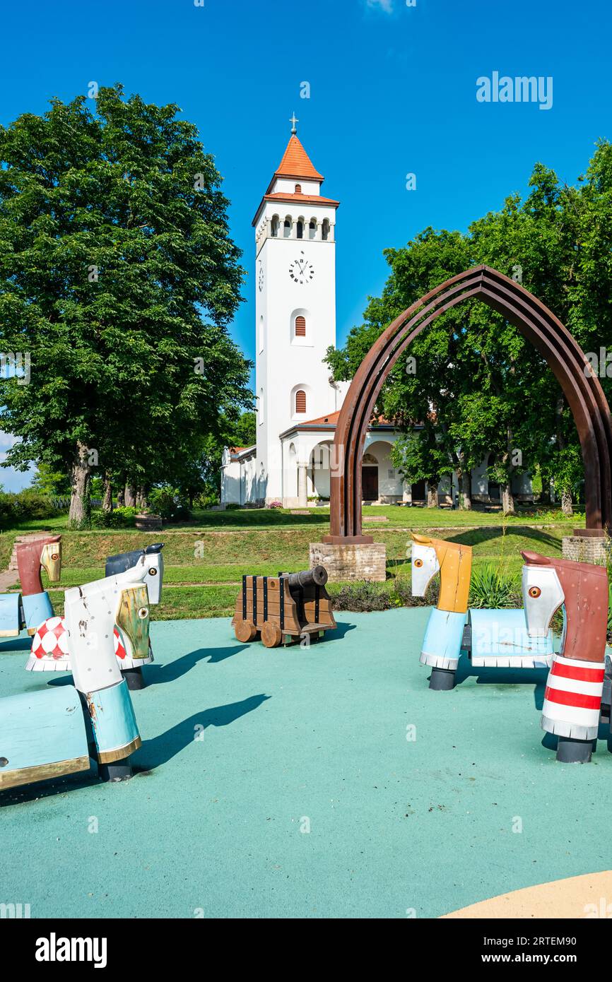 Spielplatz in Bátai Szent Vér Bazilika (Basilika des Heiligen Blutes) im Dorf Báta, Ungarn Stockfoto