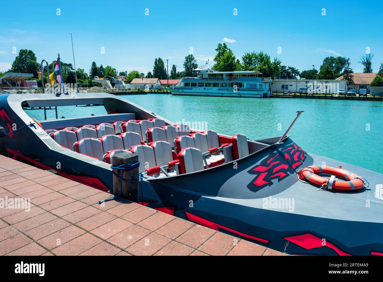Schnelltour mit dem Boot auf dem Plattensee in der Stadt Siófok, Ungarn Stockfoto