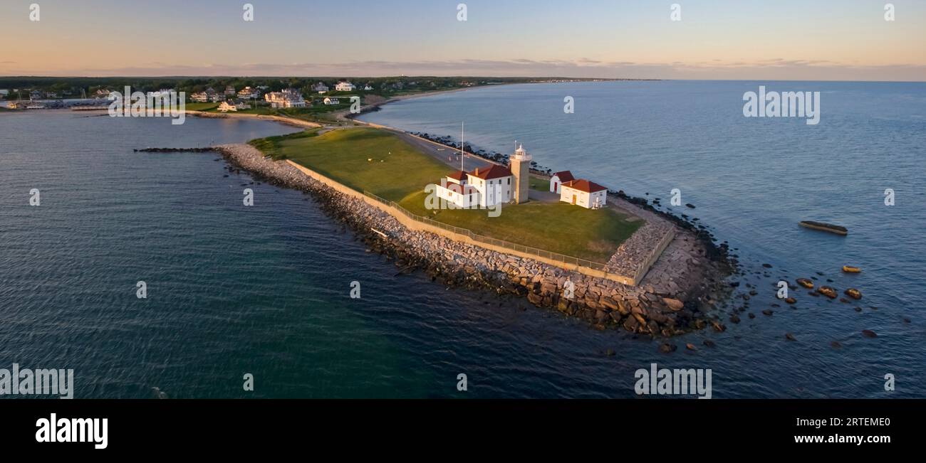 Aus der Vogelperspektive des Watch Hill Lighthouse bei Sonnenuntergang auf Rhode Island, USA; Rhode Island, Vereinigte Staaten von Amerika Stockfoto