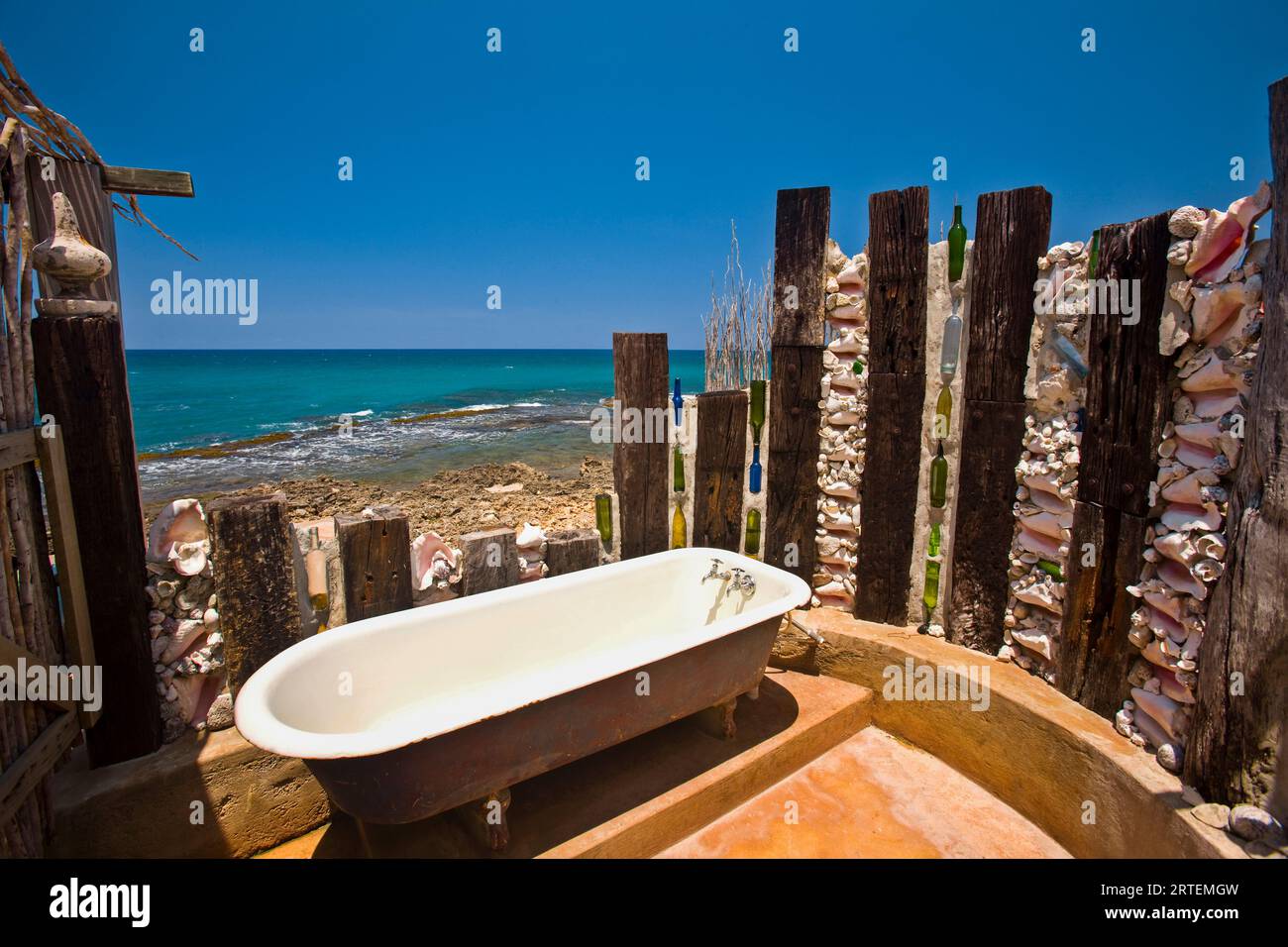 Badewanne im Freien entlang der Küste eines Resorts in Jamaika; Treasure Beach, Jamaika, West Indies Stockfoto