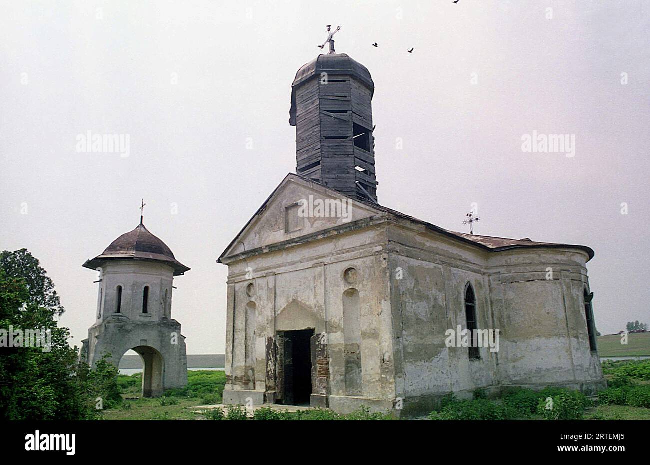 Măgureni, Kreis Calarasi, Rumänien, 1990. Verlassene alte Kirche in einem Dorf in der Nähe von Bukarest. Die Kirche Magureni, ein historisches Denkmal aus dem 17. Jahrhundert, wurde 1983 während der Arbeiten am Donau-Bukarest-Kanal überflutet, ein Projekt des rumänischen Präsidenten N. Ceausescu. Stockfoto