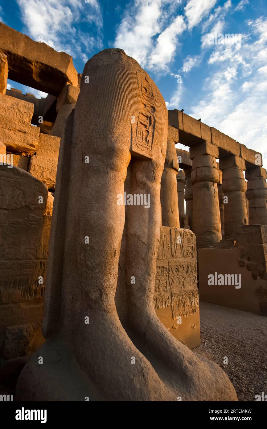 Überreste einer Statue am Tempel in Luxor; Luxor, Ägypten Stockfoto