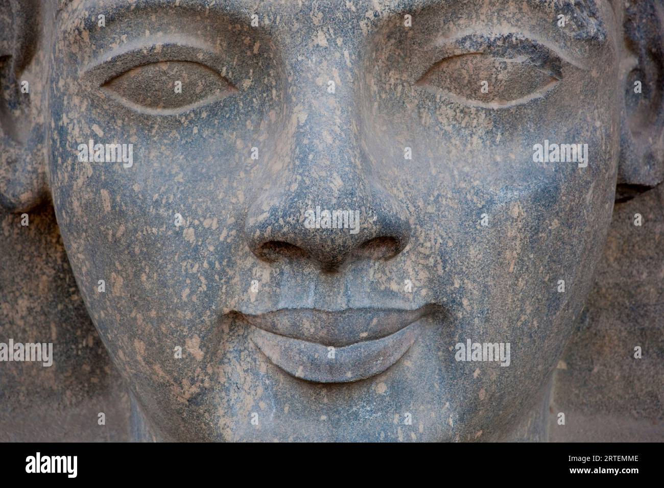 Skulpturengesicht von Ramesses II. Im Tempel von Luxor; Karnak, Ägypten Stockfoto