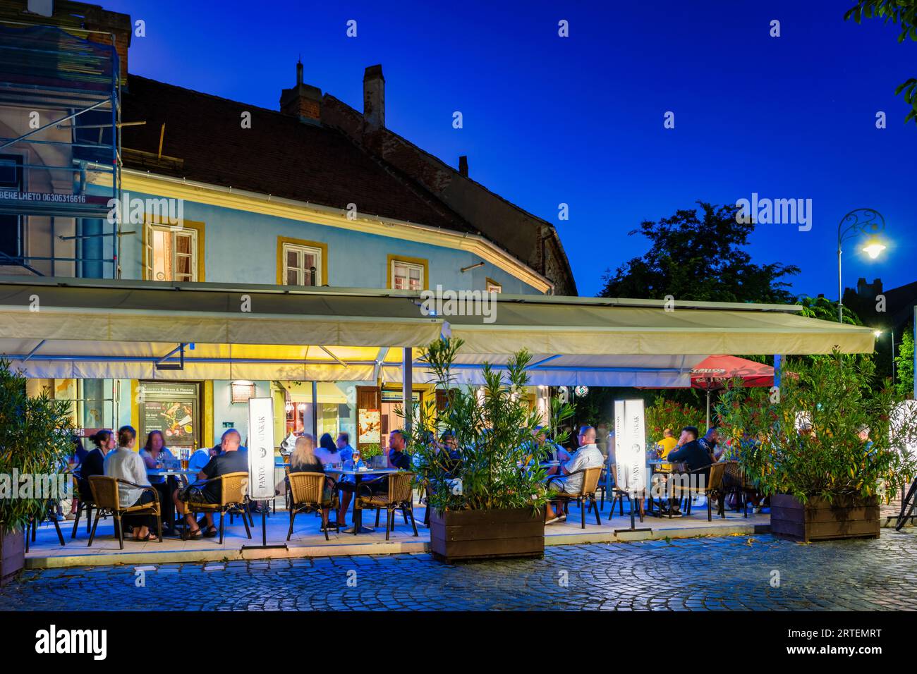 Die Gäste entspannen sich auf den Terrassen der Restaurant-Bar in der Innenstadt von Kőszeg, Ungarn Stockfoto