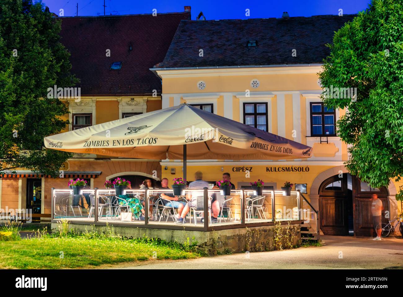 Die Gäste entspannen sich auf den Terrassen der Restaurant-Bar in der Innenstadt von Kőszeg, Ungarn Stockfoto