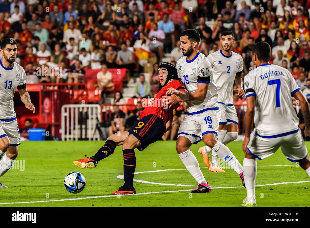 Granada, Granada. September 2023. GRANADA, SPANIEN - 12. SEPTEMBER: Pablo Gavi von Spanien kämpft um den Ball während des Spiels zwischen der spanischen Nationalmannschaft und dem zyprischen Fußballverband der FIFA-EM am 12. September 2023 in Nuevo Los Carmenes in Granada, Spanien. (Foto von Samuel Carreño/Credit: PX Images/Alamy Live News Stockfoto