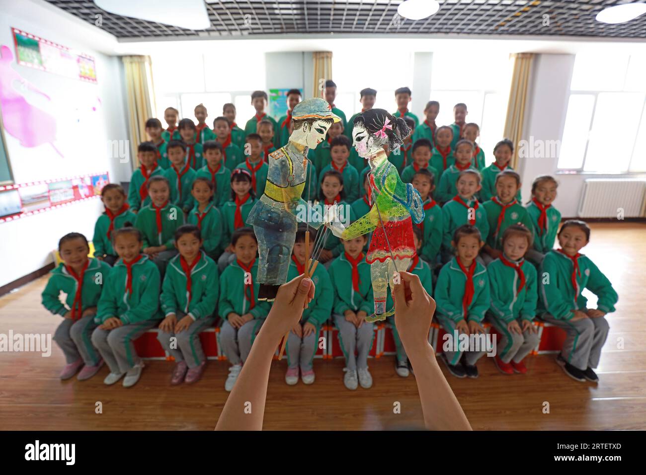 Luannan County - 10. Mai 2019: Schüler lernen in einer Grundschule im Luannan County, Heb, traditionelle chinesische Technologie zur Manipulation von Schattenspielen Stockfoto