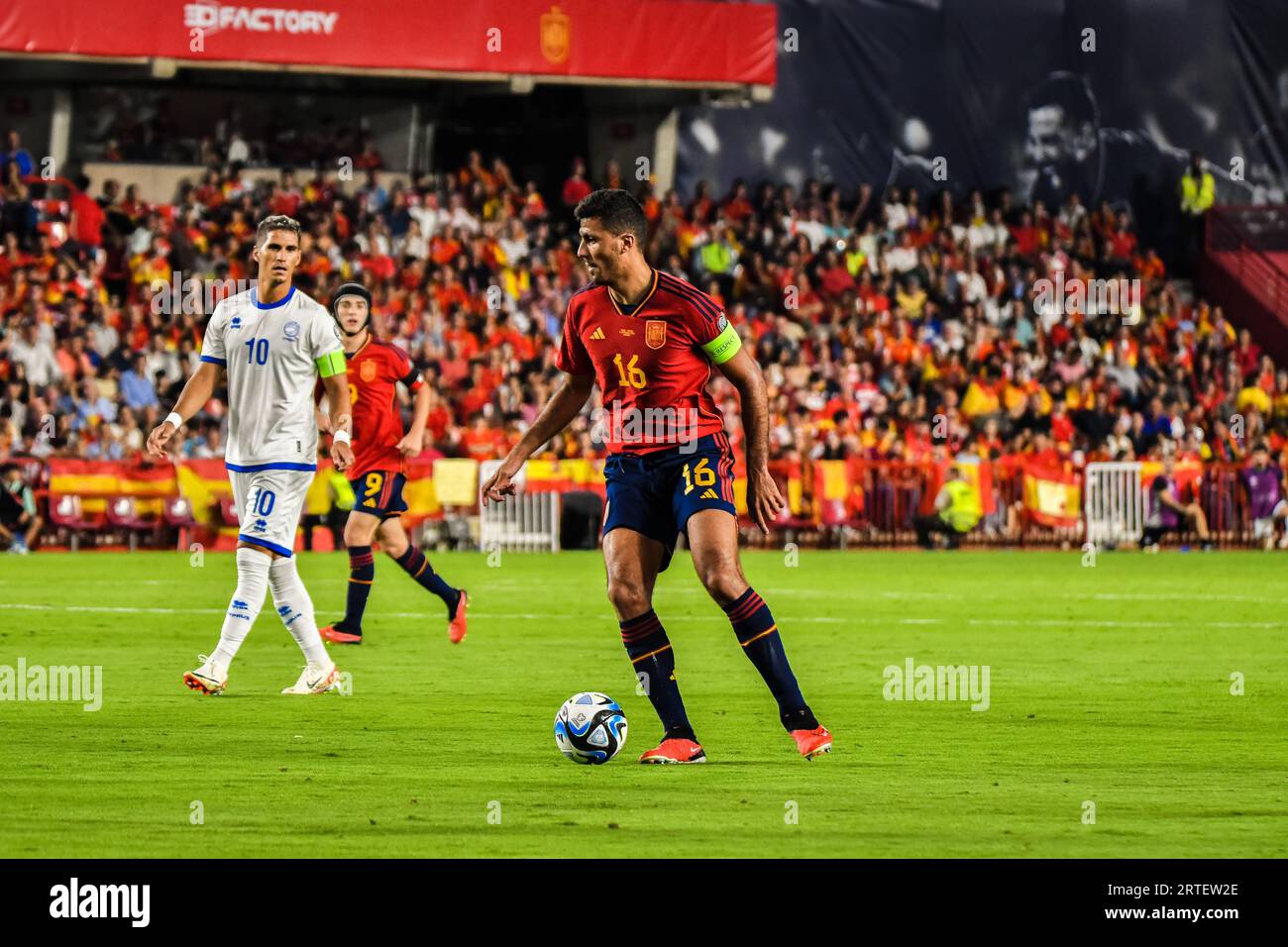 Granada, Granada. September 2023. GRANADA, SPANIEN - 12. SEPTEMBER: Rodrigo von Spanien kontrolliert den Ball während des Spiels zwischen der spanischen Nationalmannschaft und dem Cyprus Football Federation of FIFA European Qualifier am 12. September 2023 in Nuevo Los Carmenes in Granada, Spanien. (Foto: Samuel Carreño/PxImages) Credit: PX Images/Alamy Live News Stockfoto