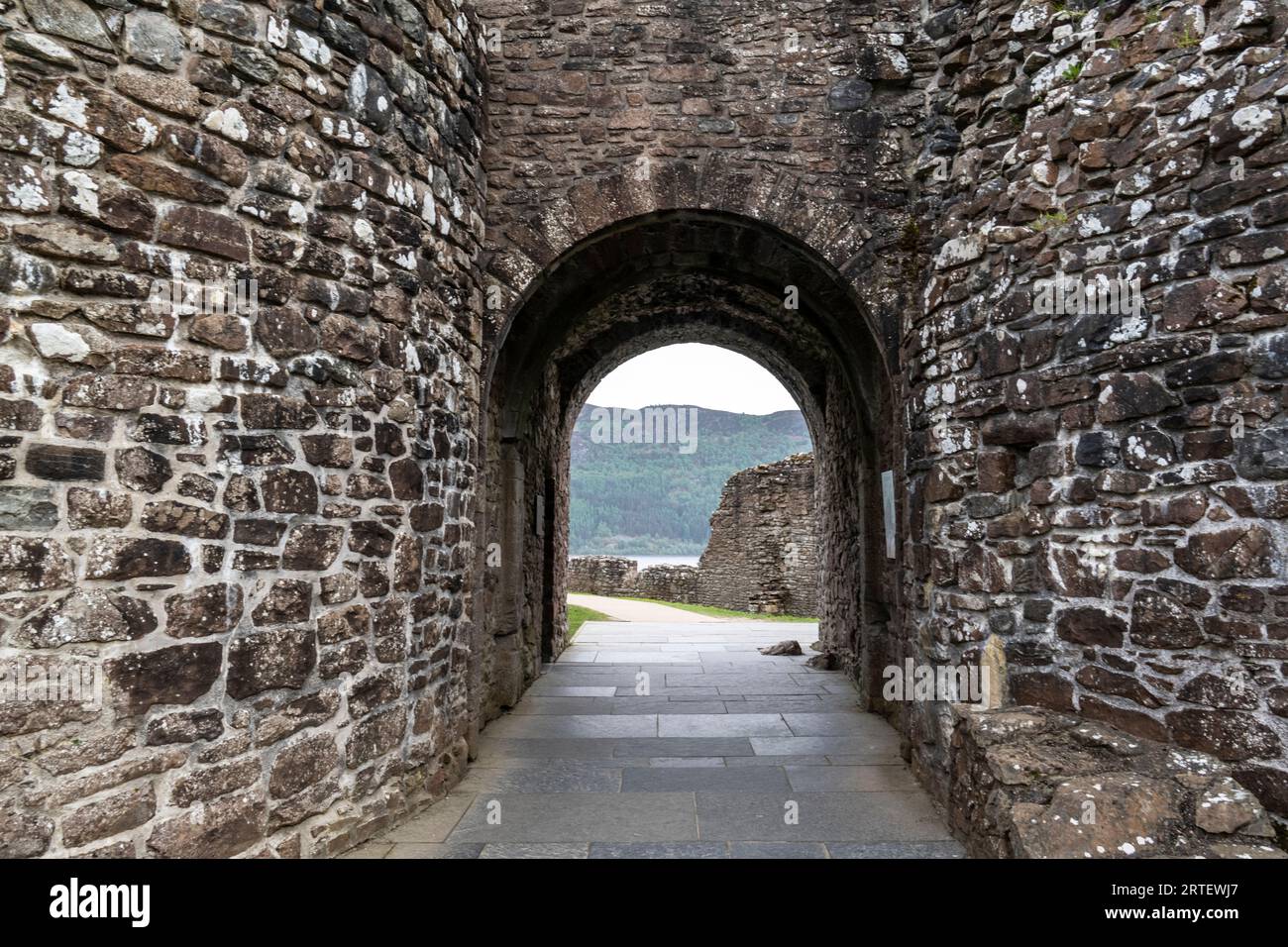 Eintritt durch das Torhaus von Urquhart Castle Stockfoto