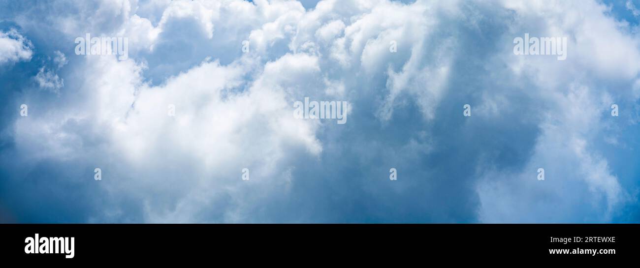 Geschwollene weiße und blaue Wolken am Himmel Stockfoto