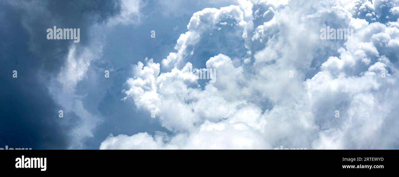 Geschwollene weiße und blaue Wolken am Himmel Stockfoto