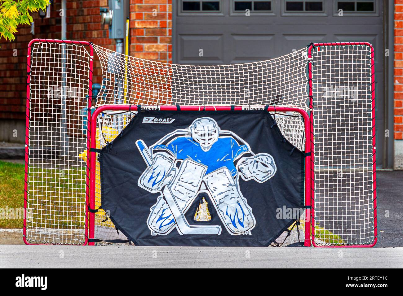 Hockey-Tor. Viele Viertel in kanadischen Städten, ein häufiger Anblick von Hockeyspielen im Hinterhof. Hockey ist hier ein übliches Bild. Kanadischer Sport. Stockfoto